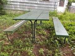 Folding picnic table