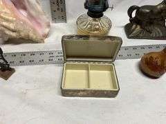Oil lantern, horse, statue, jewelry box, etc.