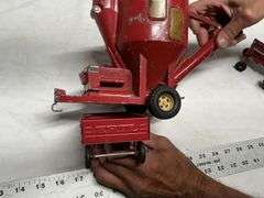 IH grinder/mixer, tractor & wagon