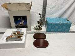 Bird figurines. One Lefton