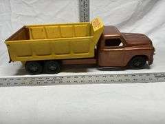 Structo hydraulic dumper