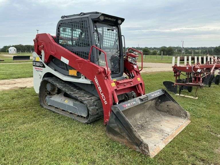 Takeuchi TL10V2 skid loader