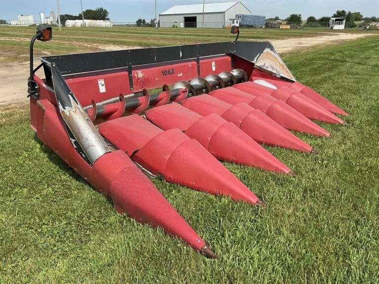 International 1063 corn head
