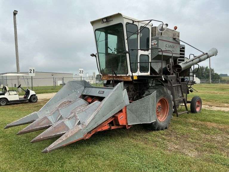 Gleaner K combine w/3 row 30" head