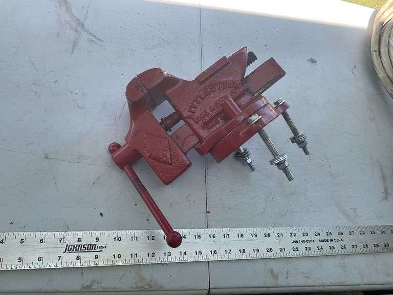Littlestown no. 400  4" bench vise