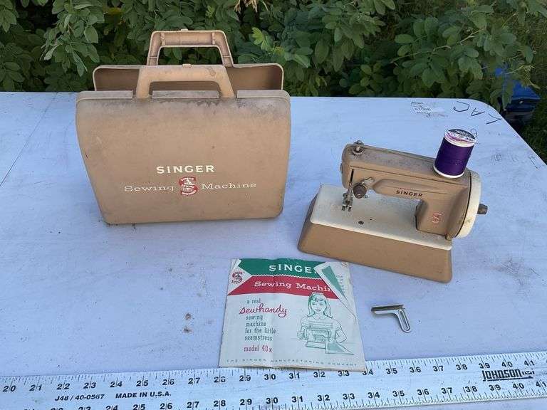 Child's Singer sewing machine, case cracked