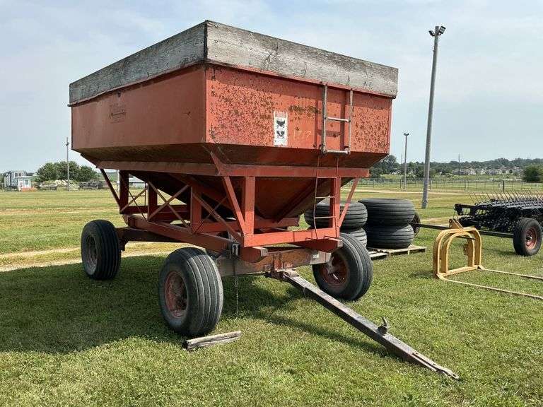Killbros model 375 gravity wagon on Minnesota gear