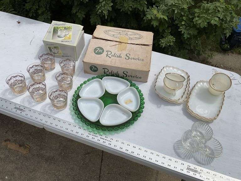Snack set, relish tray and drinking glasses, etc.