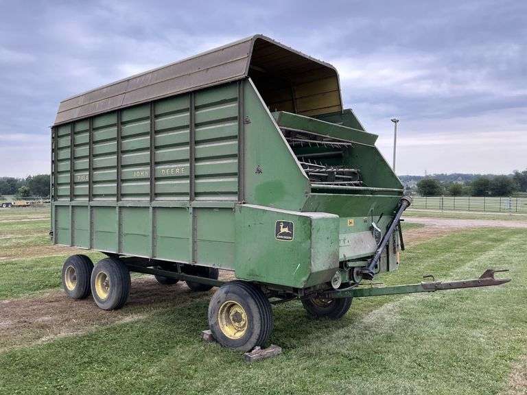 716A John Deere Forage wagon