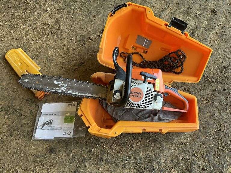 Stihl MS250C Chainsaw with extra chains and case