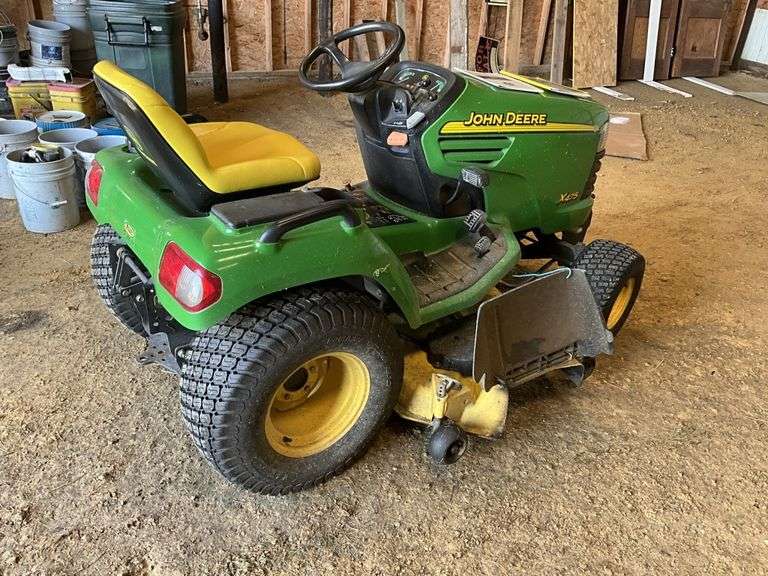 2003 John Deere X475 compact lawn tractor. 1464 hr