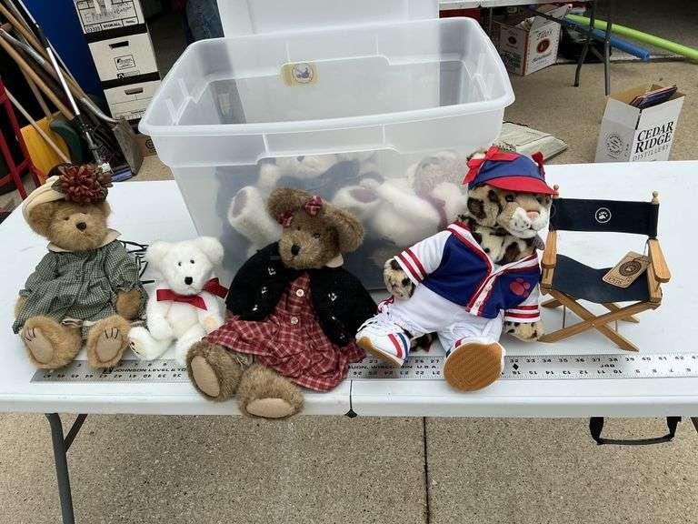 Tote of Boyds bears and Build-a-Bears