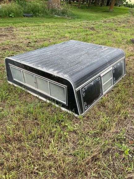 Aluminum truck topper in excellent shape