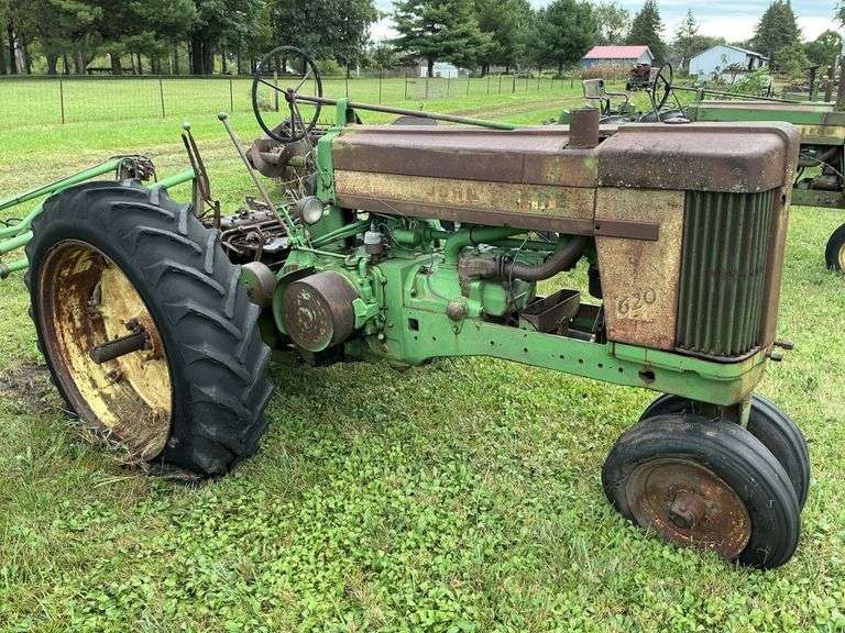 John Deere 620, no serial number plate.