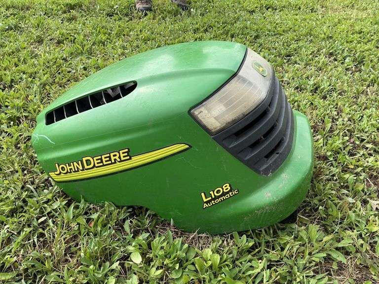 John Deere L108 Hood