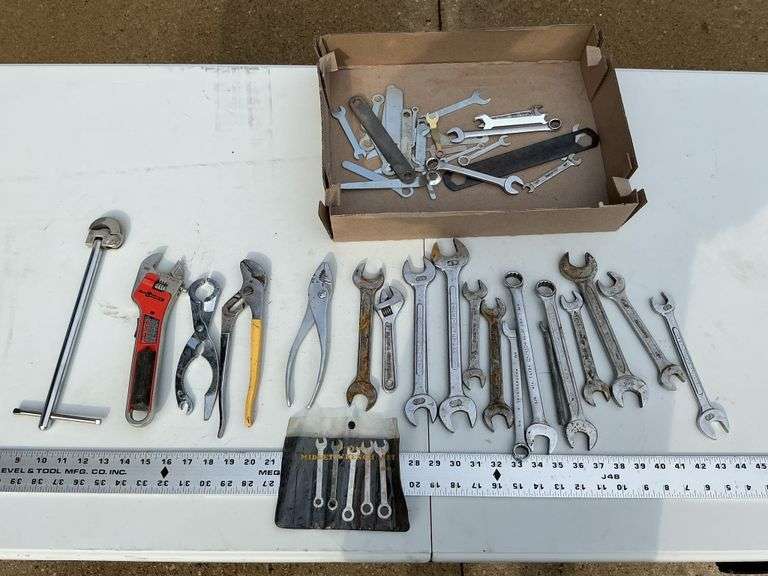 Assorted wrenches and midget wrenches