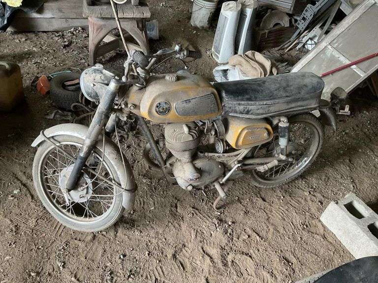 KL 125 motorcycle engine is loose