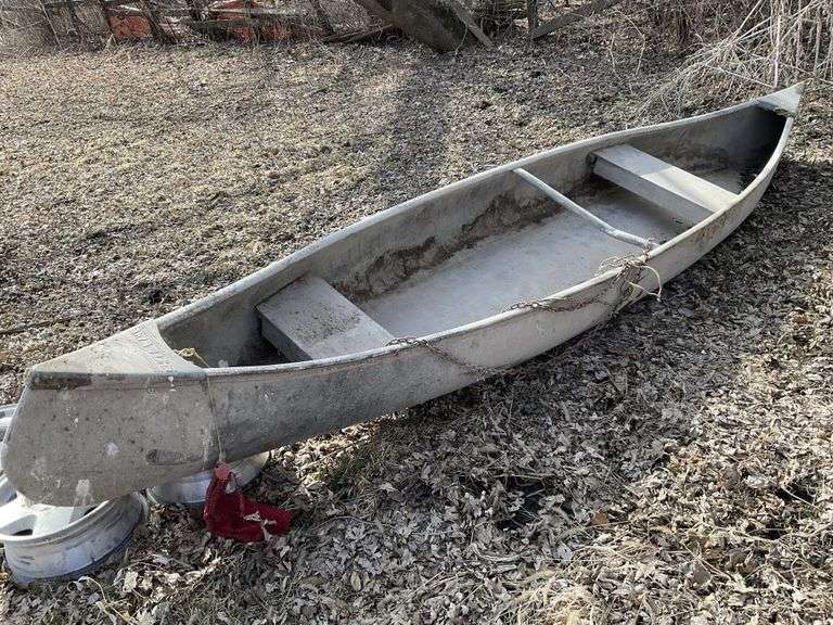 Shell Lake 16' fiberglass canoe, rough, no reg.
