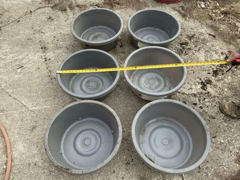 Six plastic feeder pans