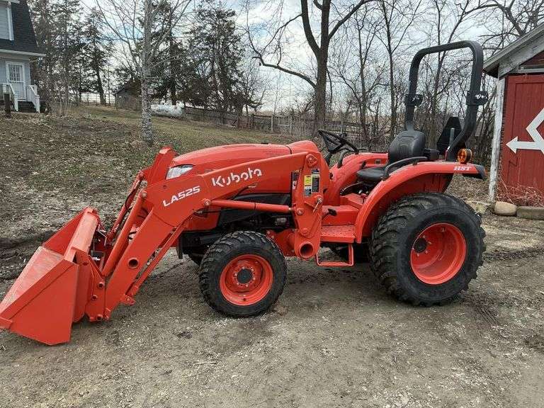 Kubota L3301 compact utility tractor with L8525