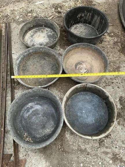 Six rubber feed pans