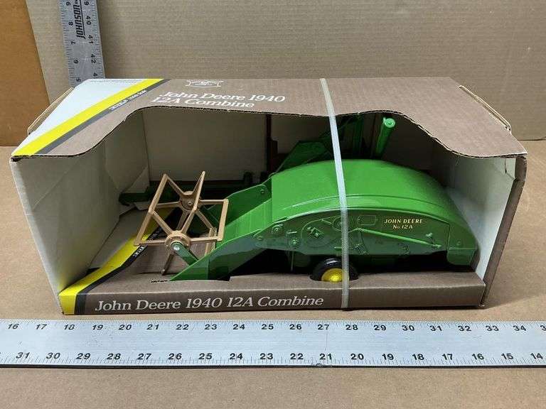 John Deere 1940 12A combine