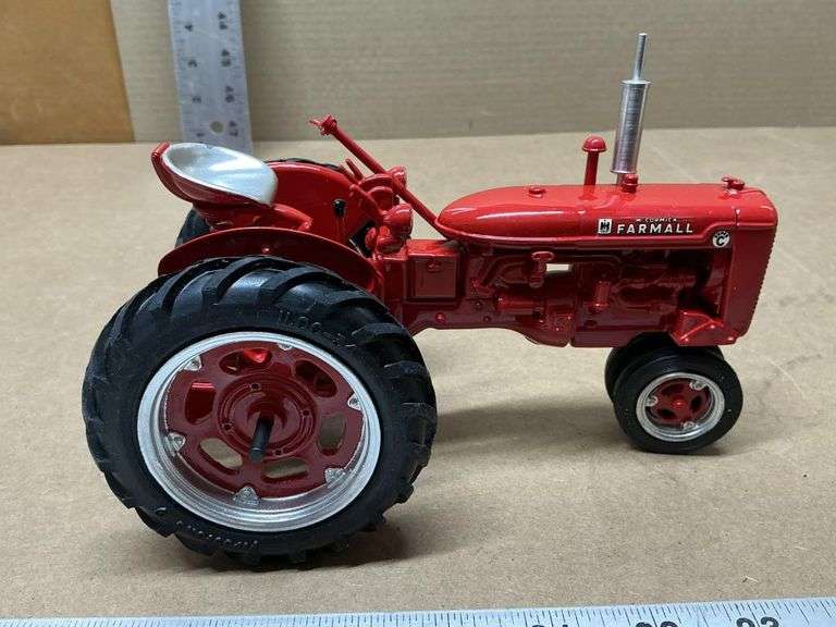 Farmall super C tractor-steering wheel missing