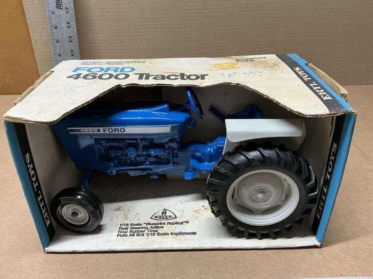 Ford 4600 tractor with 3-point hitch, muffler