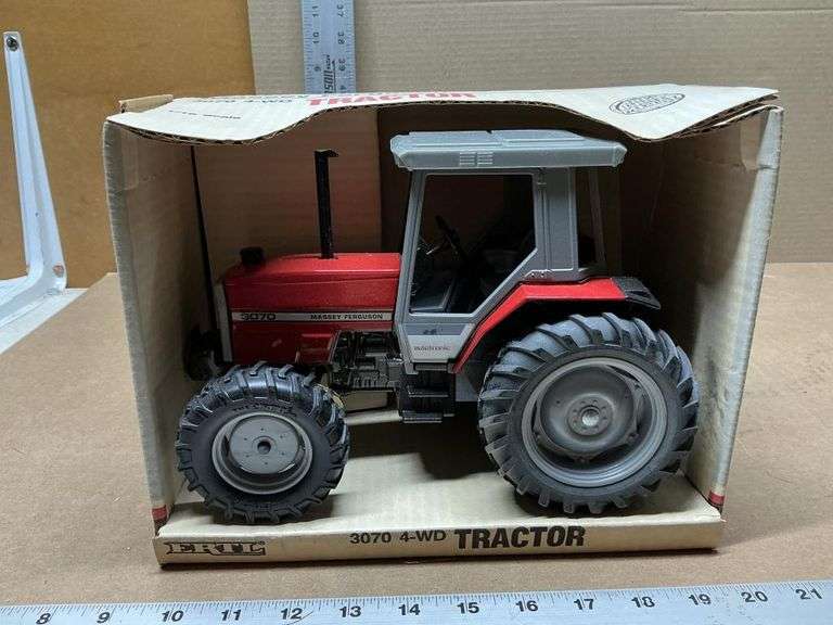 Massey Ferguson 3070 4-WD tractor