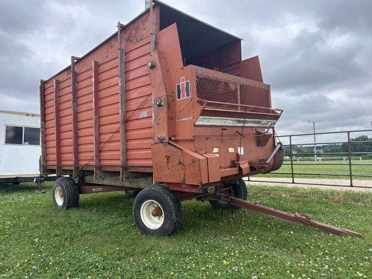 IH 120 forage wagon on 5010 gear