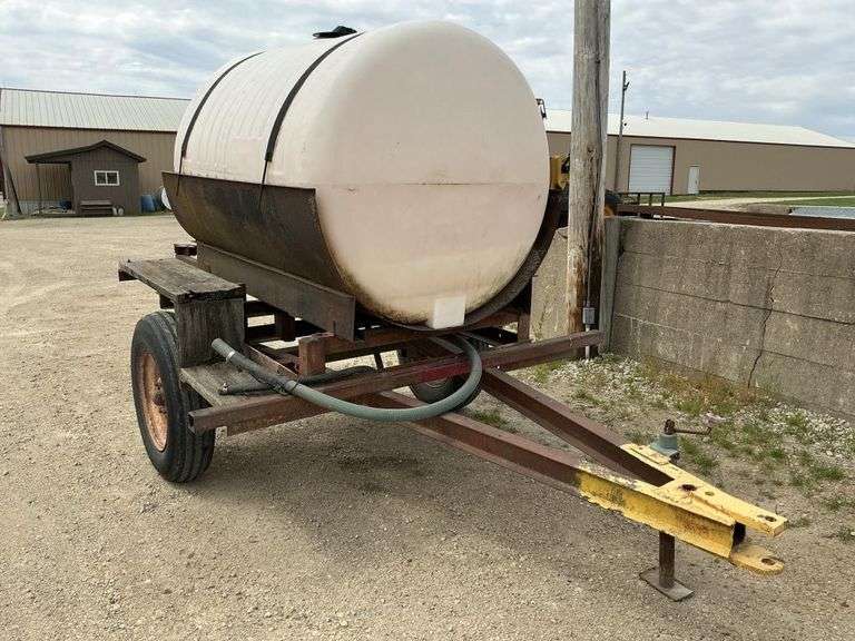 Two wheel sprayer cart with tank