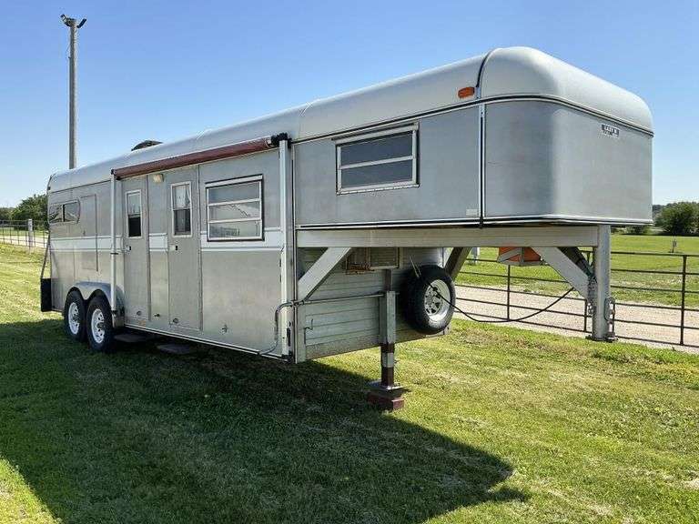 1984 lazy N weekender horse trailer