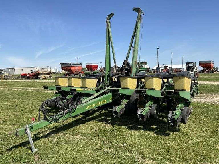 John Deere 7200 planter