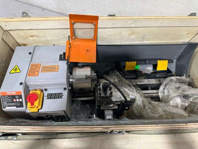 VEVOR Metal Lathe 3.9 in., 7 in. x 13.78 in. Benchtop Lathe - Used, Powers On
