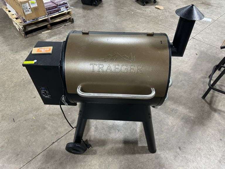 Traeger Pro Series 22 Pellet Grill in Bronze Used Missing Grates