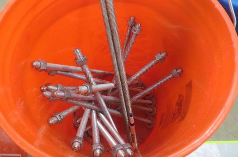Bucket w/ 1/2