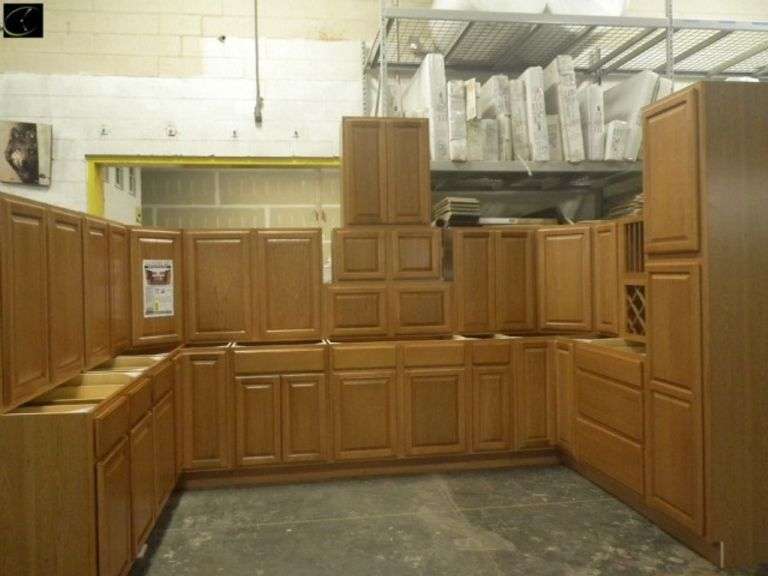 Regal Oak Kitchen Cabinet Set 10'x14'x10'