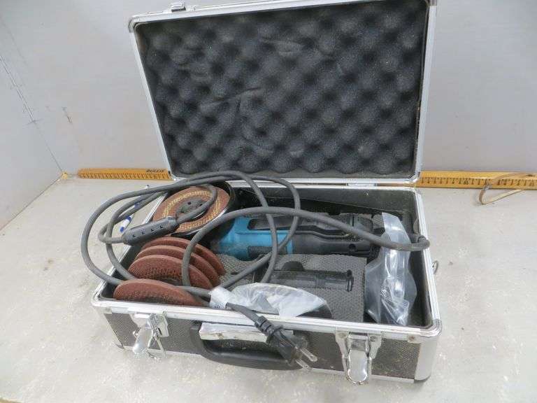 Makita 4½" Angle Grinder w/ Nice Case & Wheels