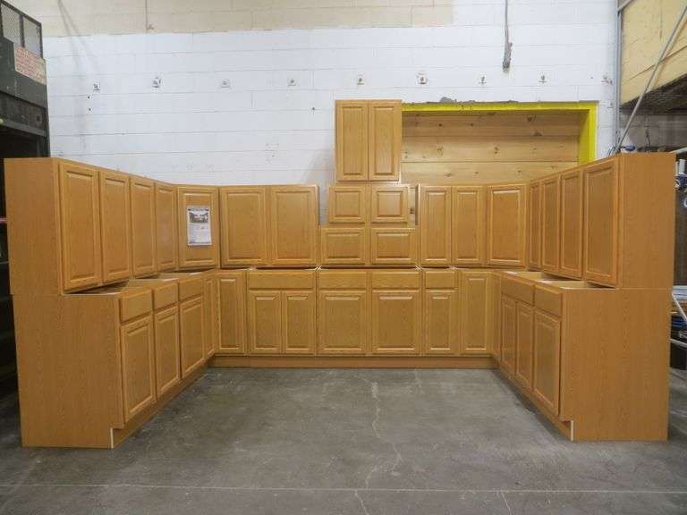 Regal Oak Kitchen Cabinet Set 10'x14'x10'