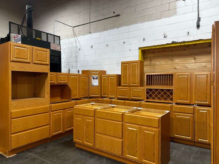 Assembled Regal Oak Kitchen Cabinet Set 10'x16'x10'