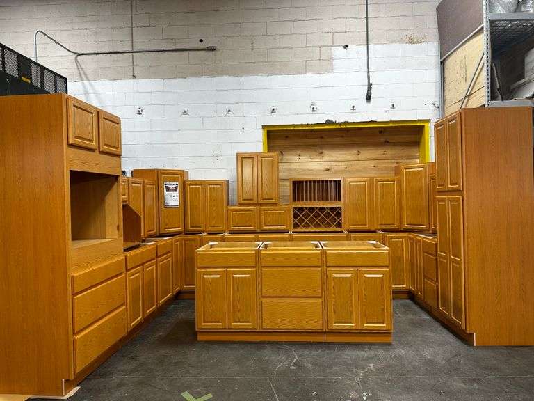 Assembled Regal Oak Kitchen Cabinet Set 10'x16'x10'