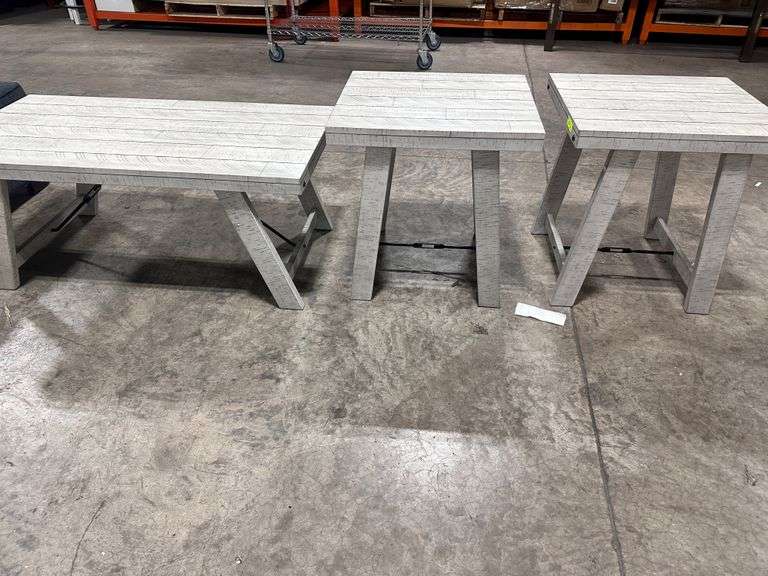 Carynhurst Table(3x$)