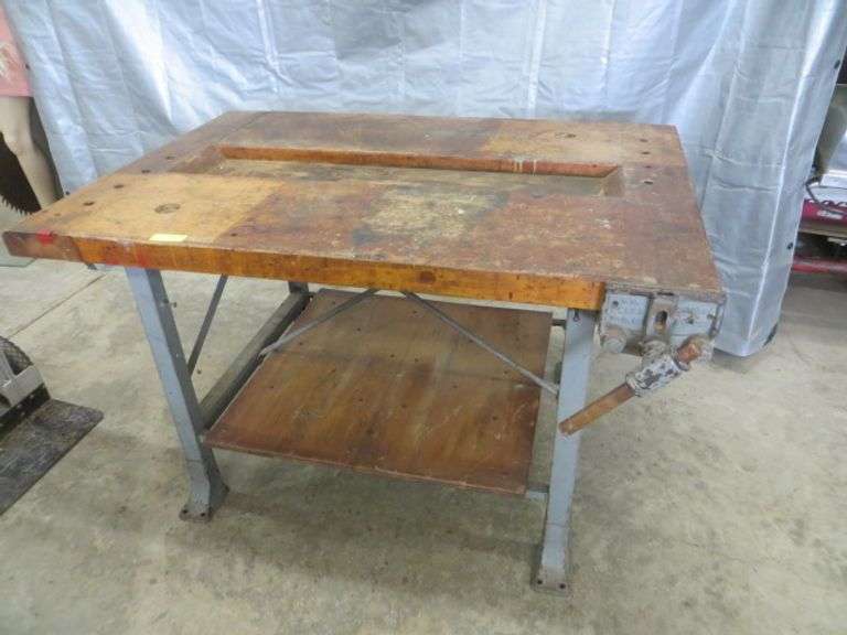 Workbench w/ Recessed Center & 7" Wood Vise