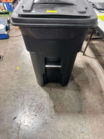 toter 64 Gal Trash Can