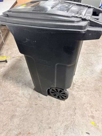 toter 64 Gal Trash Can