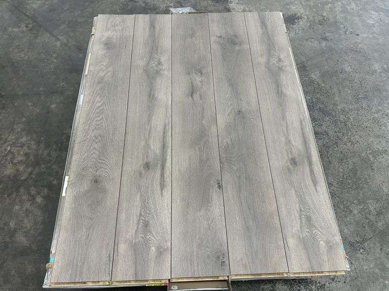 Anniston Oak Laminate Flooring  7MMx8"x51"