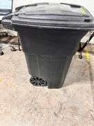 toter 64 Gal Trash Can