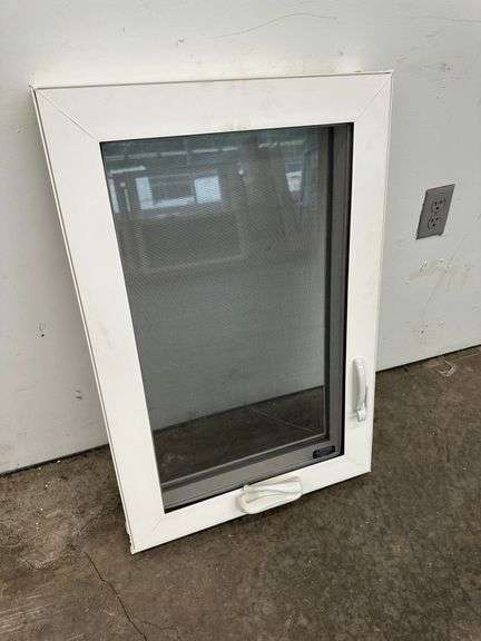 White Vinyl Chelsea Casement Window 15 9/16"x25 9/16"