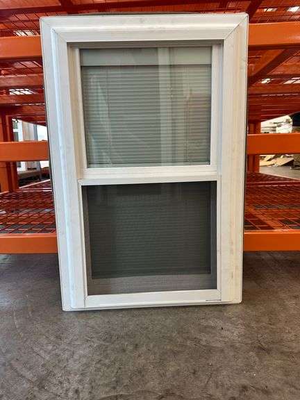 White Vinyl Double Hung Window With Mini Blinds 20"x30"