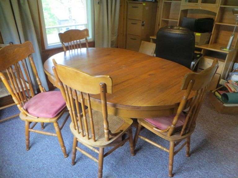 Dining Room Pedestal Table w/ Leaf & 4 Spindle Back Chairs